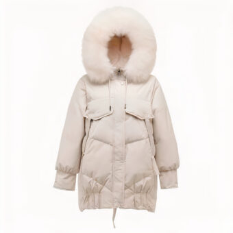 Photo d'une doudoune beige mi-longue à capuche dans un fond blanc