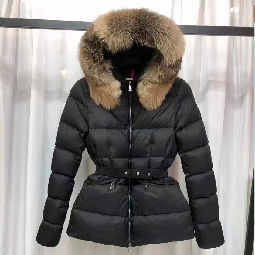 Photo d'une doudoune à capuche pour femmes avec un col en fourrure de renard