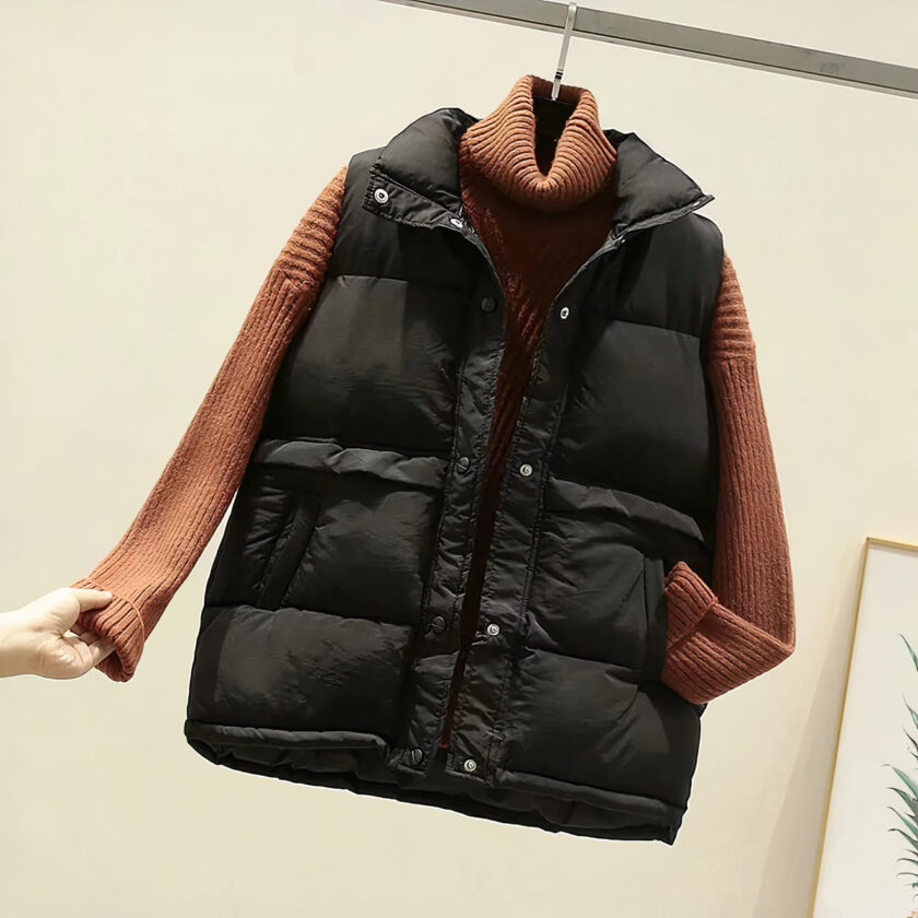 Doudoune sans manches matelassée noire.