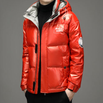 Photo d'un homme portant une doudoune imperméable rouge