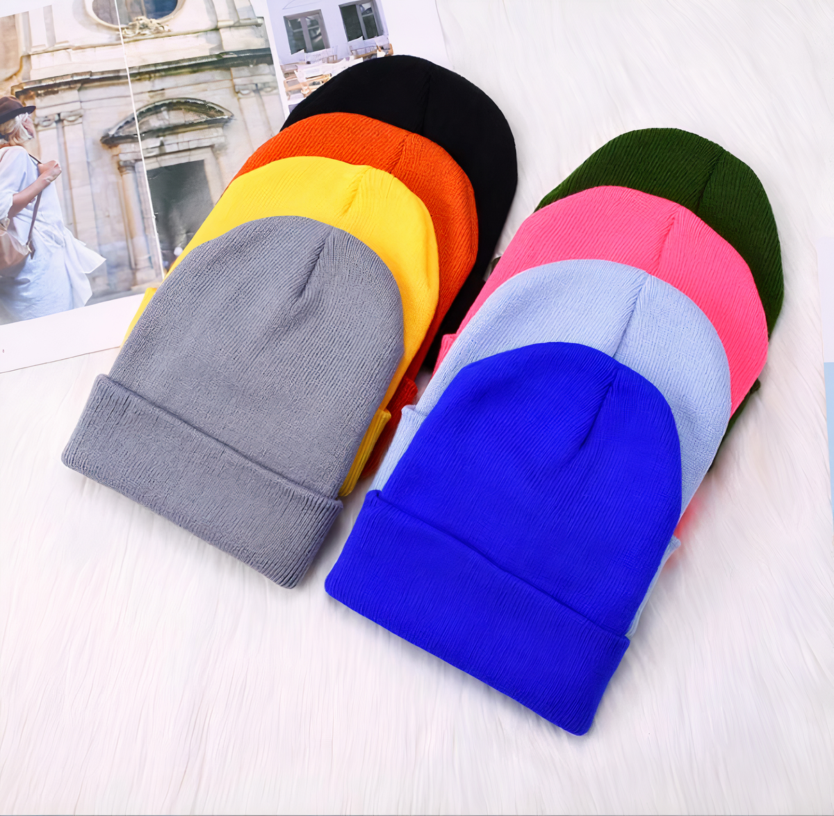 bonnets colorés posés sur une table, avec une photo