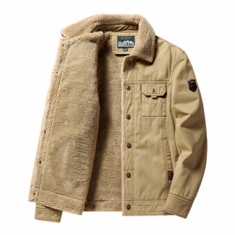 Doudoune beige semi ouverte sur fond blanc