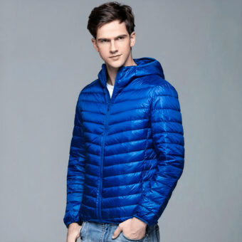 Doudoune brillante courte bleue pour homme portée par un jeune homme en jean