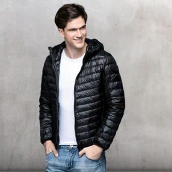 Doudoune brillante courte noire pour homme portée par un jeune homme