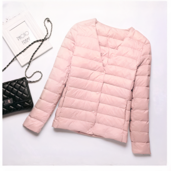Doudoune fine courte rose pour femme présentée à plat sur fond blanc, avec un sac à main posé à côté