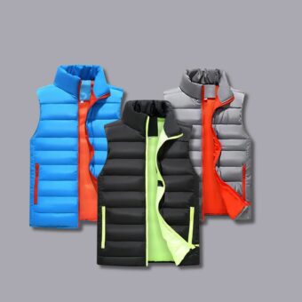 Trois doudounes homme bicolores sans manche en bleu, noir, et gris, avec intérieurs contrastants orange, vert fluo, et rouge.