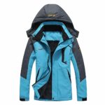 Veste doudoune de ski et haute montagne pour femme, bleu clair avec des accents gris foncé, capuche amovible, poches zippées, et doublure intérieure chaude