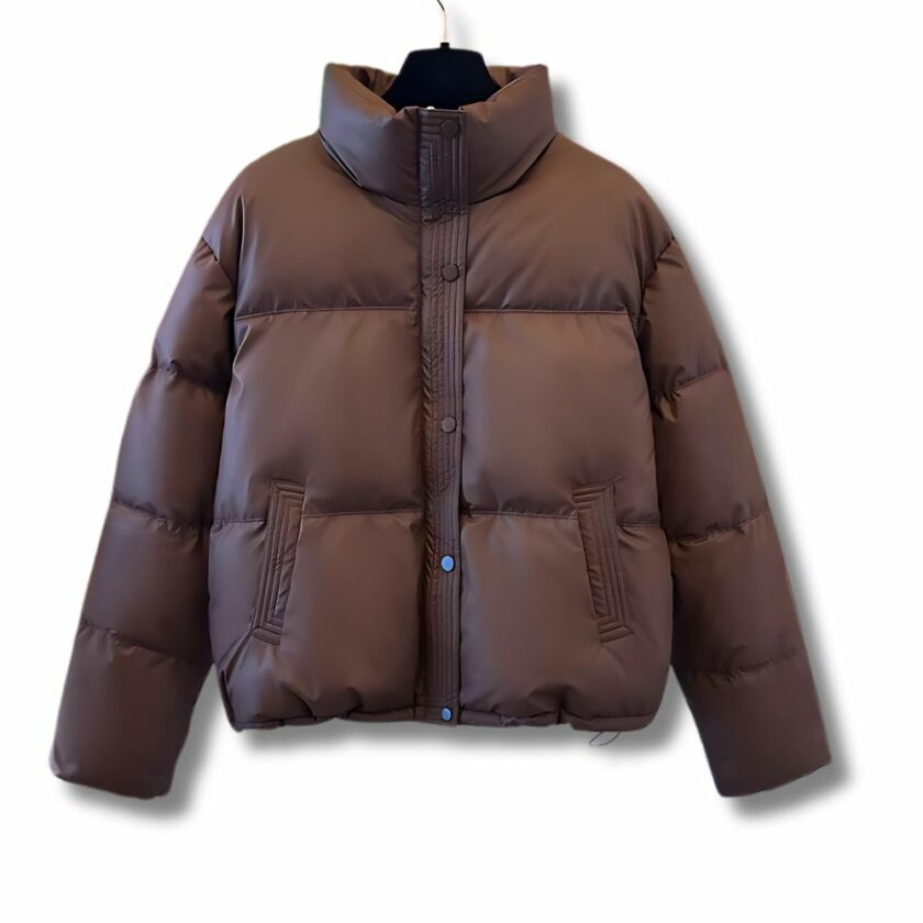 Doudoune femme à col montant sur fond blanc.