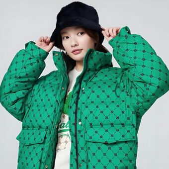 Une jeune femme porte une doudoune oversize extra chaude, col montant sans capuche en couleur vert vif.