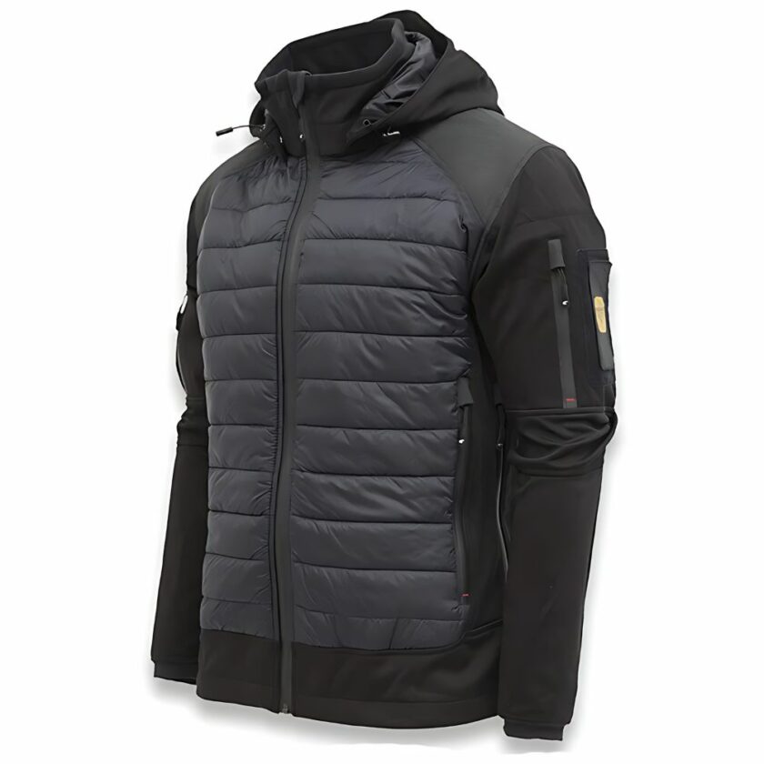 Doudoune technique homme noire spéciale randonnée, vue de trois quarts, avec un design matelassé sur le devant et des manches noires, équipée d'une capuche et de poches zippées sur les manches