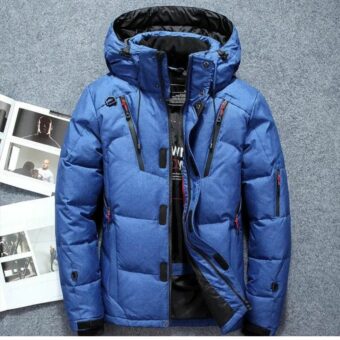 Doudoune homme ultra-chaude bleue roi, spéciale montagne, vue de face avec capuche ajustable et poches zippées, conçue pour le froid extrême.