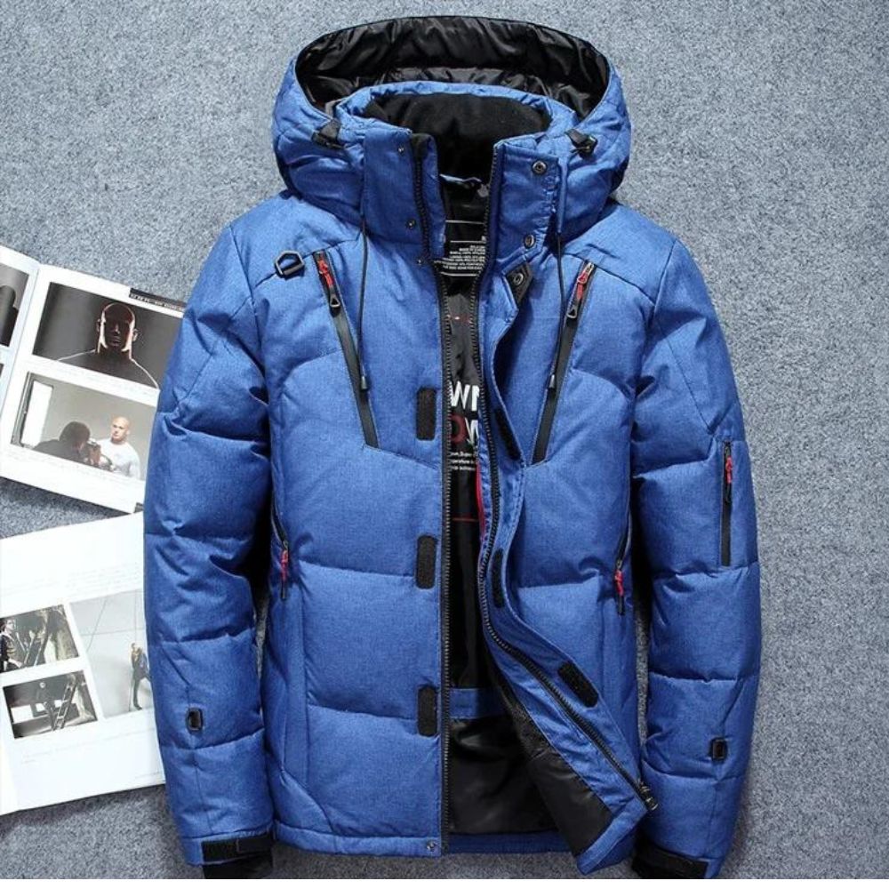 Doudoune homme ultra-chaude bleue roi, spéciale montagne, vue de face avec capuche ajustable et poches zippées, conçue pour le froid extrême.