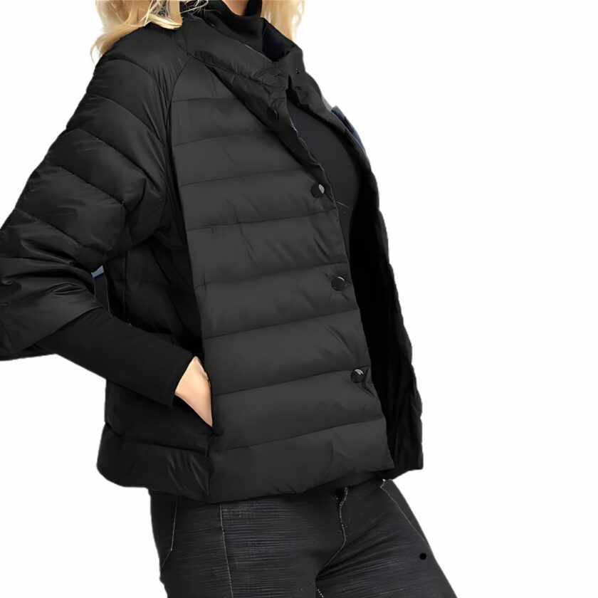 Une femme blonde tournée sur le droit, qui porte la courte doudoune à manches courtes pour femme noire,