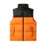 Doudoune orange sur le corps et noir sur les épaules sur un fond blanc