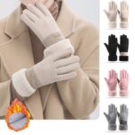 Buste d'une femme portant un manteau. beige avec des gants chauds. On voit à côté quatre paires de gants de couleurs différentes.